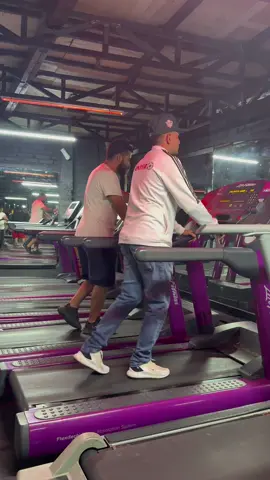 Ese si es un compañero de gym…😂😂😂#fyp #viralvideo #gym #paratii #loscomparespodcast 