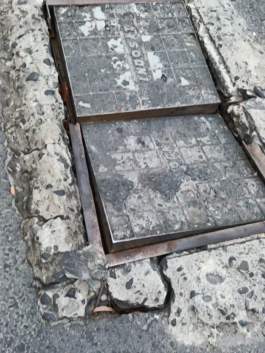 ADA BERAPA LUBANG PENUTUP DRAINASE RUSAK DARI JALAN AHMAD YANI SAMPAI PUTRI HIJAU? tentunya dengan banyaknya lubang penutup drainase yang rusak sangat membahayakan para pengguna jalan. #tkpmedan 