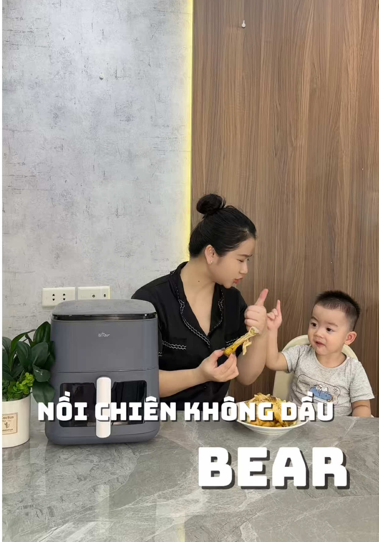 Từ ngày rước em nồi chiên không dầu Bear Af-4H16k này về túi tiền của mình rủng rỉnh hơn nhiều vì có em nó là mình không còn ra tiệm ăn vặt nữa . Cứ gọi là giòn tan thơm ngon mà không lo dầu mỡ @Bear Premium Store #noichienkhongdau #bear 