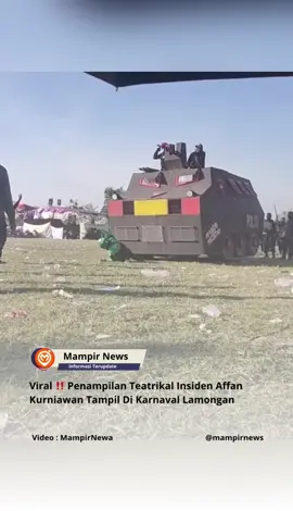 “MampirNews” Viral ‼️ Dalam sebuah karnaval rakyat, perhatian penonton tersedot oleh aksi teatrikal yang mengangkat peristiwa tragis ojek online (ojol) yang terlindas rantis Brimob. Dalam video yang beredar, tampak seorang peserta mengenakan jaket ojol berbaring di lapangan, sementara replika mobil rantis melintas seolah-olah melindasnya. Penampilan ini bukan sekadar hiburan, melainkan sindiran sosial yang kreatif sekaligus menyentuh emosi. Banyak penonton terdiam haru, sebagian lainnya bersorak kagum karena keberanian peserta menghadirkan peristiwa sensitif itu di ruang publik. Karnaval pun berubah menjadi panggung kritik yang penuh pesan moral dan mengundang perenungan bersama. #news #berita #terupdate #mampirnews #lamongan 