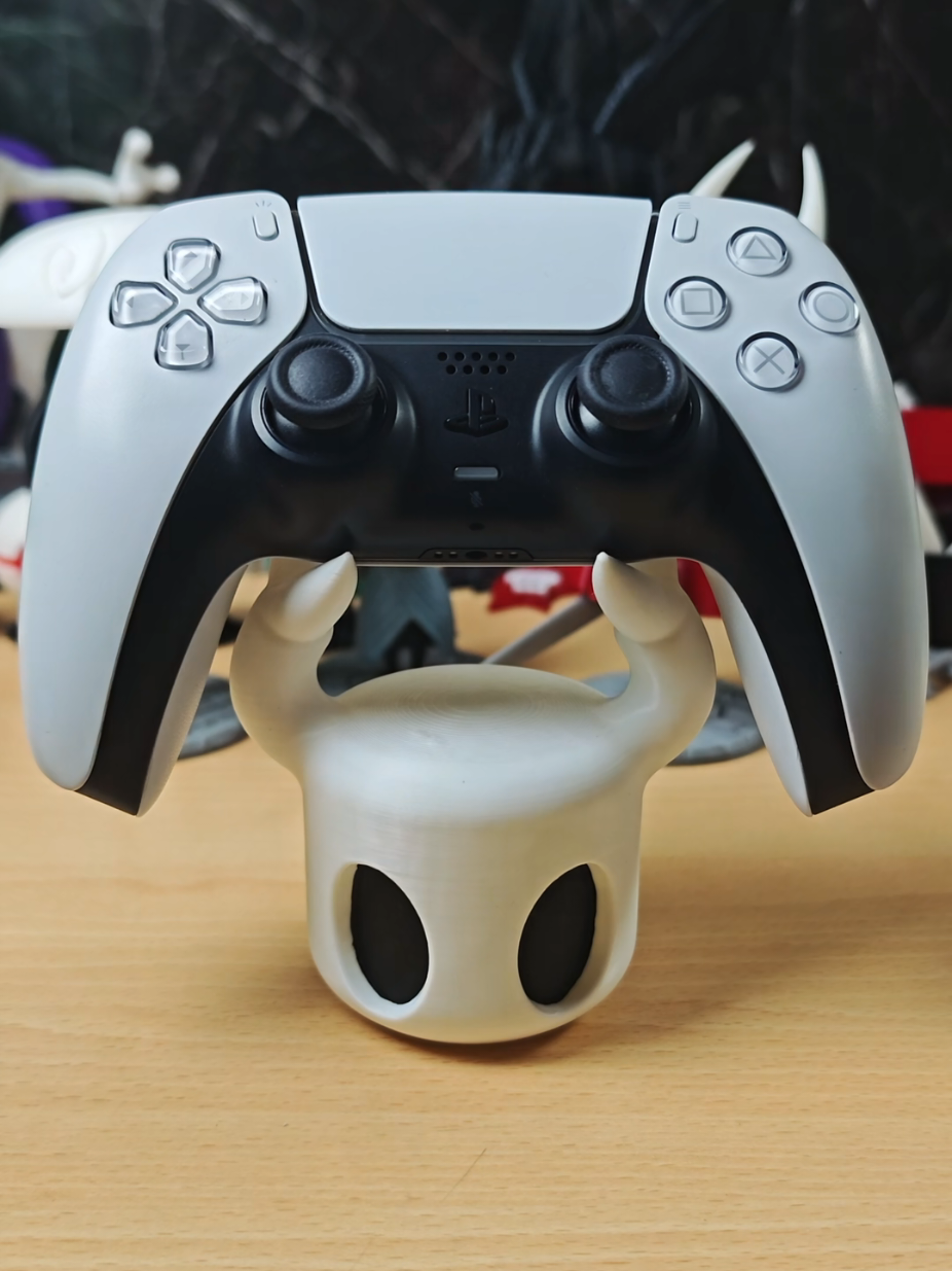 ¡Silkson sale hoy! Y no hay mejor manera de celebrarlo que con este soporte de control impreso en 3D. ¿Quien más lo estará jugando hoy? #hollowknight #hollowknightsilksong #silksong #foxusstudio #impresion3d  @Makerworld @Elegoo 3D Official @eSUN 3D Printing @BAMBULAB Official 