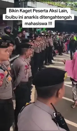 Ibuibu yang dapat sorotan di demo DPR, berulangkali mencoba bakar bakar !!! #demodpr #dpr #bubarkandpr #ruuperampasanasetkoruptor #indonesia🇮🇩 