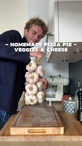 Homemade Pizza 🍕 L’été est fini… alors pour se remonter le moral, on va faire une recette de pizza hyper facile & délicieuse! désolé les italiens, j’ai fais avec ce que j’avais dans le frigo 🤌🏽 Ingrédients: - 1 pâte à pizza - 3 tomates - 3 gousses d’ail - 10 feuilles de basilic - 2 tranches de jambon - 1 poivron rouge - 1/2 oignon - 1 mozzarella - 4 champignons - 30g parmesan - huile d’olive Régalez vous! #tiktokfood #recettefacile #recetterapide #pizza #cuisine 