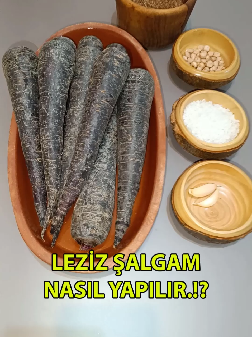 LEZİZ ŞALGAM NASIL YAPILIR.!? #şalgam #sağlıklıbeslenme #turşutarifi #şalgamtarifi #trend  Yemeğiniz ilaç, ilacınız yemek olsun.. Hem lezzetli, hem sağlıklı organik adana şalgamı nasıl yapılır! Sizlere kısa ve öz anlaşılır şekilde tüm detaylarını tek tek anlatacağım. Lütfen desteğinizle bu tarz videoların devamı için takip etmeyi, beğenmeyi ve içten yorum yapmayı ihmal etmeyiniz. şimdi tarife geçelim  - 800 gr siyah diğer adıyla mor havuçlarımızı iyicene yıkadıktan sonra uzunlamasına dilimliyoruz.   - Dilimlediğimiz havuçları 5 litrelik cam kavanoza dolduruyoruz. - Ardından 2 yemek kaşığı kaya tuzu, 2 diş sarımsak, 1 yemek kaşığı nohut, 4 yemek kaşığı esmer bulgur havuçların üzerine ilave ediyoruz. - Son olarak arıtma suyu veya hazır su farketmez cam kavanoza taşırmadan görüldüğü gibi dolduruyoruz kapağını iyice kapattıktan sonra 2 defa ters düz yapıyoruz.  - Şargamın fermente olma gün sayısı yaz ve kış şartlarına göre değişmektedir. yazın 4-7 günde, kışın ise 10-15 gün içinde fermentasyonu gerçekleşmektedir.