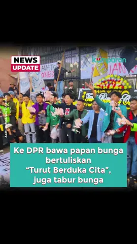 Mahasiswa dari berbagai kampus yang tergabung dalam Aliansi BEM SI menggelar aksi unjuk rasa di depan DPR, Jakarta, Kamis (4/9). Mereka juga melakukan aksi teatrikal dengan menaburkan bunga. Awalnya, beberapa perwakilan mahasiswa berbaris di depan gerbang Gedung DPR RI. Mereka lalu meletakkan sebuah spanduk bertuliskan “#ReformasiPolri” dan “BasmiHamaNegara”. Mereka lalu menyalakan lilin di sekeliling spanduk itu. Lagu Indonesia Pusaka kemudian mereka nyanyikan sembari menaburkan bunga kamboja ke atas spanduk. Setelah menabur bunga, mereka juga membagi mawar kepada masyarakat yang berada di sekitar gedung DPR. Adapun dalam aksi unjuk rasa kali ini, mereka menuntut penurunan tunjangan DPR hingga reformasi Polri. 📸: Dok. kumparan/Jonathan.⁠ ⁠ Pesan redaksi:⁠ Demonstrasi merupakan hak warga negara dalam berdemokrasi. Untuk kepentingan bersama, sebaiknya demonstrasi dilakukan secara damai tanpa aksi penjarahan dan perusakan fasilitas publik.⁠ ⁠ Jaga Indonesia lewat fakta sebuah gerakan kolaboratif untuk mendorong masyarakat lebih kritis, bijak, dan selalu berpegang pada fakta dalam menyikapi isu-isu serta persoalan bangsa. Seluruh masyarakat indonesia harus berperan aktif menjaga Indonesia dari berbagai sisi, mulai dari ekonomi, politik, pendidikan, pangan, energi, lingkungan, hingga kebudayaan.⁠ ⁠ Mari bersama jaga Indonesia lewat fakta.⁠ #editorial #newsupdate #update #news             