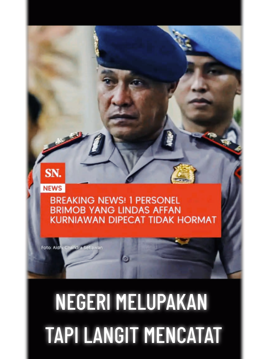 NEGERI MELUPAKAN TAPI LANGIT MENCATAT Kompol Cosmas, namamu pernah harum di medan tempur. Darahmu pernah menetes di tanah Papua, saat peluru asing menembus tubuhmu demi Merah Putih. Keringatmu bercampur dengan tanah, airmatamu menyatu dengan deru mesiu. Namun hari ini, kau bukan lagi pahlawan di mata negeri, kau hanya dijadikan kambing hitam atas luka yang bukan kau sengaja. Di jalanan genting itu, kau tak berniat mencabut nyawa. Situasi mendesak, amukan massa memaksa langkahmu. Satu tubuh ojol jadi korban, dan seketika semua budi baikmu lenyap ditelan riuh tudingan. Negara yang pernah kau jaga, kini melupakanmu. Negara yang pernah kau dekap, kini menghapus jejak jasamu. Luka tembak yang pernah jadi saksi pengorbananmu, kini seperti cerita usang yang tak lagi dibaca. Engkau bukan penjahat, Cosmos… Engkau hanyalah korban dari ketamakan oknum yang bersembunyi di balik kursi empuk kekuasaan. Air matamu jatuh, bukan karena takut, tetapi karena pengkhianatan negeri yang pernah kau lindungi. Dan di antara retak nurani, hanya Tuhan yang setia berdiri di sisimu, menjadi saksi bahwa hatimu tak pernah berniat menodai hidup orang lain. Cosmos… engkau mungkin dijatuhkan, namun sejarah kelak akan menuliskan, bahwa engkau pernah berkorban, dan engkau hanya tersandung oleh kezaliman yang tak pernah adil. #saveKOMPOLCOSMAS #tolakptdh 