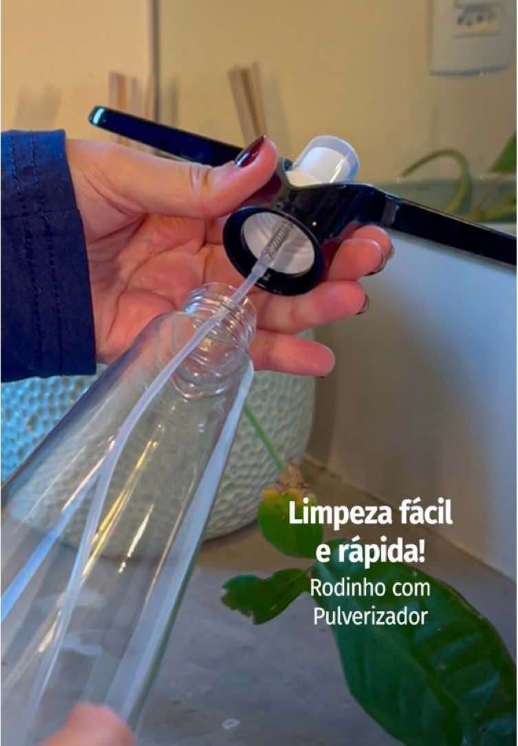 Praticidade em dose dupla! 🧽✨💛 O Rodinho com Pulverizador é perfeito para limpar e borrifar ao mesmo tempo. Com ele, você higieniza superfícies como box, pia, espelho e mesas de forma rápida e eficiente. 👉 E você, onde usaria mais esse produto? #Plasútil #Organização #DicasDeCasa #UtilidadesDomésticas #RotinaPrática
