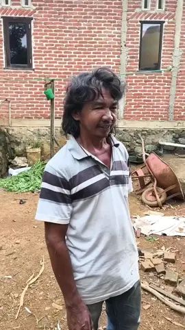 pawang tawon kena sengatan