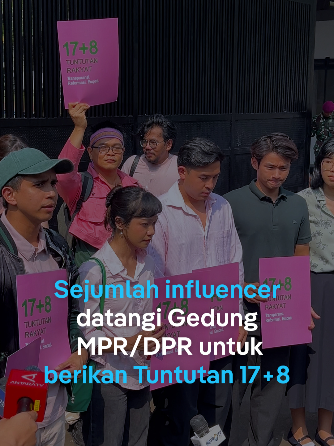 Sejumlah influencer menyampaikan poin 17+8 di depan Gerbang Pancasila, Gedung DPR, Jakarta Pusat, Kamis (04/09). Mereka mengingatkan bahwa DPR punya tenggang waktu besok, Jumat (05/09), untuk memenuhi beberapa tuntutan. #dwidn