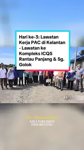 4 SEPTEMBER 2025 | KHAMIS -  Pada hari ketiga lawatan kerja, ahli-ahli Jawatankuasa Kira-Kira Wang Negara (PAC) Parlimen mengadakan lawatan di Kompleks ICQS Rantau Panjang dan Sungai Golok, serta kawasan sempadan Kelantan dan Negeri Thai, bagi meninjau isu penyeludupan minyak masak bersubsidi (COSS) ke Golok, Negeri Thai. Kompleks ICQS (Immigration, Customs, Quarantine and Security) berperanan sebagai pusat pemantauan dan kawalan sempadan, di mana pegawai bertanggungjawab memastikan pergerakan barangan dan manusia dikawal rapi, menyekat aktiviti penyeludupan, mengawal penjualan barang kawalan, dan memastikan kelancaran operasi import serta eksport. Ketua Pengarah Agensi Kawalan dan Perlindungan Sempadan Malaysia (AKPS), Dato’ Seri Shuhaily, bersama pegawai-pegawai dari KDN, membawa ahli-ahli PAC melawat beberapa tapak di sepanjang Sungai Golok yang memisahkan Kelantan dan Negeri Thai. Di beberapa lokasi, sungai yang sempit membolehkan penyeludupan berlaku dengan mudah, terutamanya pada musim kemarau, malah warga Malaysia dan Thai boleh menyeberangi sungai dengan berjalan kaki. Lawatan juga merangkumi beberapa Pos Keselamatan Polis di sempadan Kelantan, termasuk di Tumpat dan Rantau Panjang, bagi memahami operasi kawalan sempadan secara langsung. Manakala daripada Kementerian Perdagangan Dalam Negeri dan Hal Ehwal Pengguna (KPDNHEP), Ketua Pengarah Penguatkuasa, Datuk Azman Bin Adam, bersama pegawai-pegawai kementerian, turut hadir bagi meninjau pengurusan minyak masak bersubsidi, memastikan bekalan mencukupi, pengawalan penjualan barang kawalan kepada warga asing, serta pemantauan harga mengikut ketetapan. Lawatan ini memberi peluang kepada PAC untuk meninjau secara langsung pengurusan subsidi, operasi kawalan barang, dan langkah-langkah yang diambil bagi memastikan kelestarian bekalan serta kepatuhan terhadap undang-undang. #p204betong #parlimenmalaysia #teamrichardrapu #intusarawak #ibunsarawak 