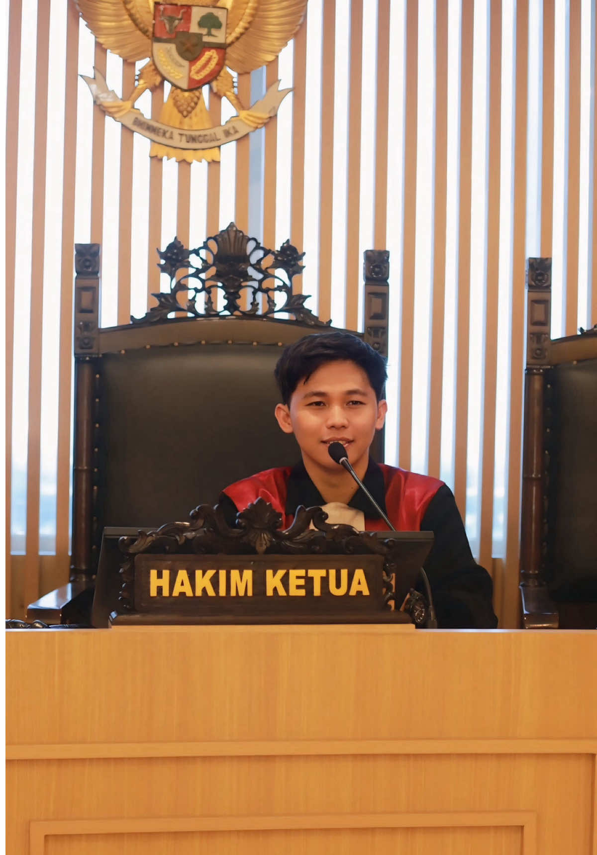 Hukum tidak pernah membeda-bedakan si kaya atau si miskin, juga tidak peduli anak siapa. Lalu, menurut kalian, akar masalah hukum di negeri ini ada di pasalnya, atau justru di penegaknya? #fyp  #fypindonesia  #mahasiswahukum  #edukasihukum  #kontenkritis 