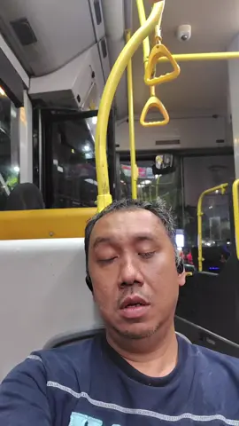 orang buta naik Transjakarta: naik dari halte Summarecon Bekasi