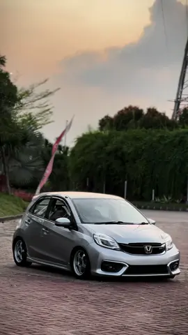 Patah hati bisa mengubah pandangan seseorang terhadap cinta, antara susah percaya atau mati rasa sialnya aku dapat keduanya.                                                    #briomodifikasi #brio #babysilver #sad #sadvibes🥀 #masukberanda #fyp 