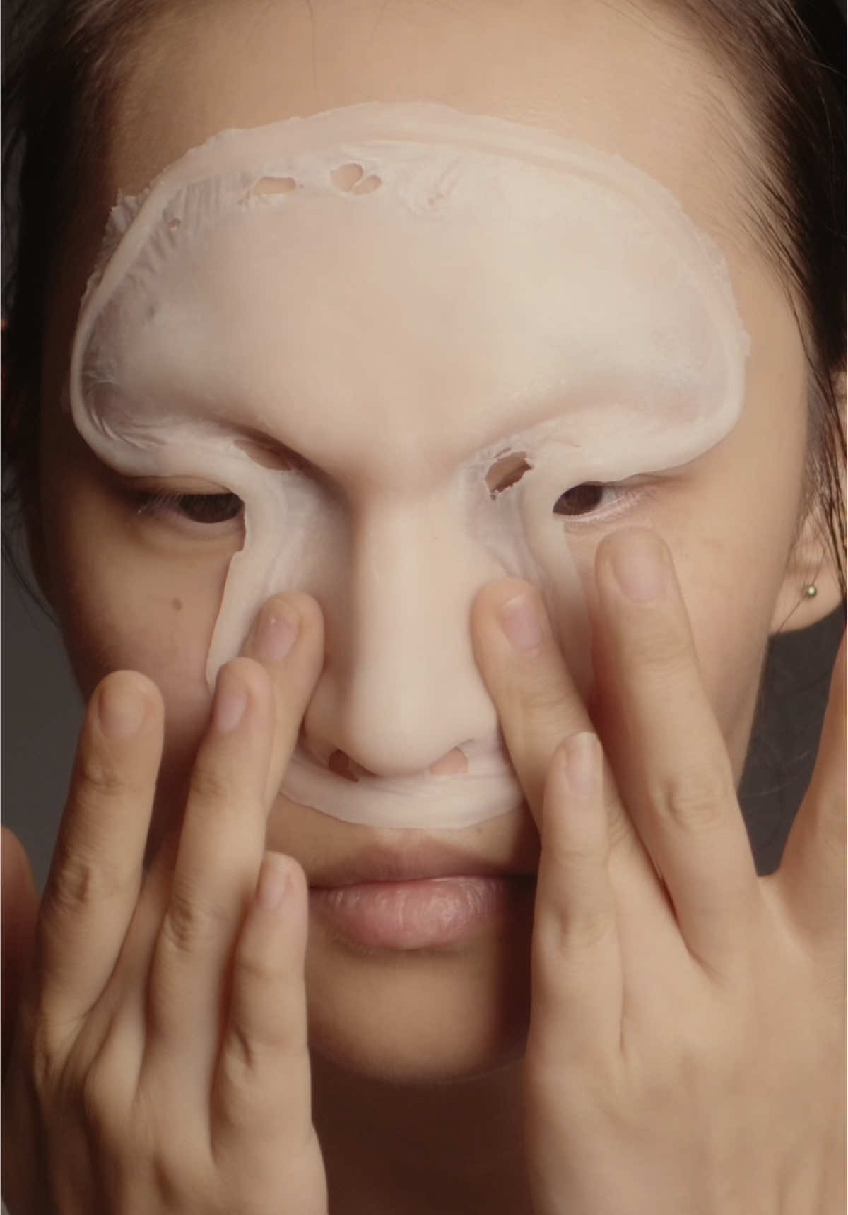 Trendiest Bobo is a Chinese makeup artist revered for her jaw-dropping transformations into iconic TV and movie characters. Her technique blends intricate makeup, expressive acting, and cinematic staging to create illusions so convincing viewers feel they’re seeing the real person. Artist: bobo最洋气 / 359436392 on DY #makeup #transformation #artist