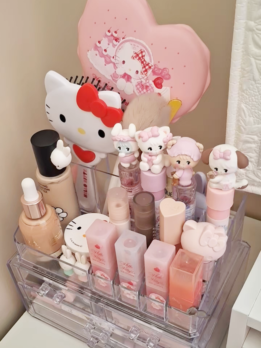 alguns itens de maquiagem e perfumes que eu tenho da Hello Kitty no meu setup/penteadeira #hellokitty #sanrio 