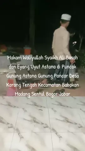 Makam Waliyullah Syaikh Ali Basah dan Eyang Uyut Astana di Gunung Astana Gunung Pancar Desa Karang Tengah Kecamatan Babakan Madang Sentul Bogor Jawa Barat..