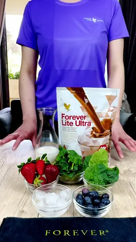 How about a light and tasty shake this week? Ingredients: - 250 ml of vegetable drink (oat, rice, almond or coconut with no added sugars)- 70 g of fresh or frozen blueberries - 5 fresh or frozen strawberries - 20 g of fresh spinach - 1 measurement (satin) of Forever Lite Ultra® Chocolate - 5/6 ice cubes Put all the ingredients in a blender and blend until you get a homogeneous compound. You'll get just over 400ml of smoothie. #ForeverSouthernAfrica #ForeverLiteUltra