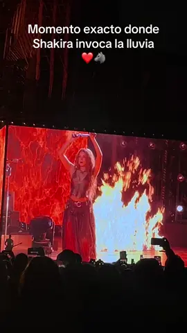 Momento exacto donde Shakira invoca la lluvia @Shakira #shakira #lmynlworldtour #queretaro #shakifan ❤️🐺