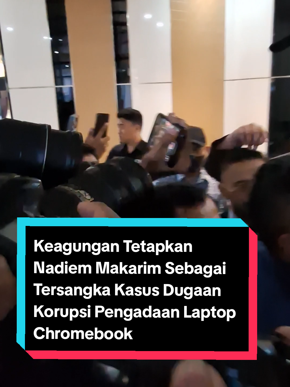 Kejaksaan Agung (Kejagung) menetapkan Mantan Menteri Pendidikan, Kebudayaan, Riset, dan Teknologi (Mendikbudristek) Nadiem Anwar Makarim (NAM) sebagai tersangka kasus dugaan korupsi pengadaan laptop berbasis Chromebook di Gedung Bundar, Kejaksaan Agung, Jakarta, Kamis (4/8/2025). #Nadiem #Nadiemmakarim 