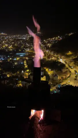 AH BENİM ÇOCUKLUĞUM Sokak aralarında yankılanan demirin çığlığıyla karışırdı barutun taneli soluğu, annemin tandırdan kopardığı sıcak ekmeğe salçanın kızıl hafızası sinerdi. O koku… sadece burun deliklerimde değil, ruh denilen görünmez defterin kıvrımlarında saklanırdı, yoksulluğun en kadim şöleni, açlığın utancını kahkahaya dönüştüren gizli şarap. Siyah önlüğüm, dizlerimde yamalı kader, sol cebimde kırık uçlu kalemler… Ve defterimin kenarında kanayan değil, direnen harfler. Çocukluğun, varlığın, kaybolmayan lekesi. Her köşe başı, bir yasak tabelesi, bir asker gölgesi, bir bilinmezliğin susturulmuş hecesi. Ama biz yine de ip atlardık, gazoz kapaklarından evrenler inşa ederdik, çelik çomakla ölçtüğümüz şey umut değil, zamandı, geleceğin kırık pencerelerden nasıl içeri sızdığını öğrenirdik. Hakkâri… Dağların omuzladığı yetim bir destan, çocuk gözlerinde yarım bırakılmış tebessüm, kışın iliğe saplanan bıçak, yazın dut dallarında unutulmuş renklerin sürgünü. Ve o yıllar… Her sokak başı bir karakolun suskun tuzağı, her akşamüstü yasakların zil sesi, her sabah sirenlerin titrettiği gökyüzü, her gece korkunun yorganı. Ama yine de aşk vardı: gizli, masum, saklı… bir bakışın kâinatı değiştirdiği, bir mendilin ömrü gizlediği, bir gülüşün kurşuna kafa tuttuğu aşk. Ah çocukluğum, ah Hakkâri… biz silahların gölgesinde büyüdük, ama gökyüzüne uçurtma bırakmayı unutmadık. Kirle barışık ellerimiz, kiraz dallarına hep ulaşmak istedi. Korkunun koynunda bile sevdayı en kırılgan çiçek gibi koruduk. Ve şimdi… her anı, içimde bir ağıtın yankısıdır: salçalı ekmeğin kızıl kokusu, siyah önlüğün tuzlu teri, sokakların barutla karışmış soluğu… Hepsi yan yana, hepsi birden, çocukluğumun kara tahtasına silinmez tebeşirle kazınmış unutulmaz bir yazgı gibi. Abdullah Demiralp 
