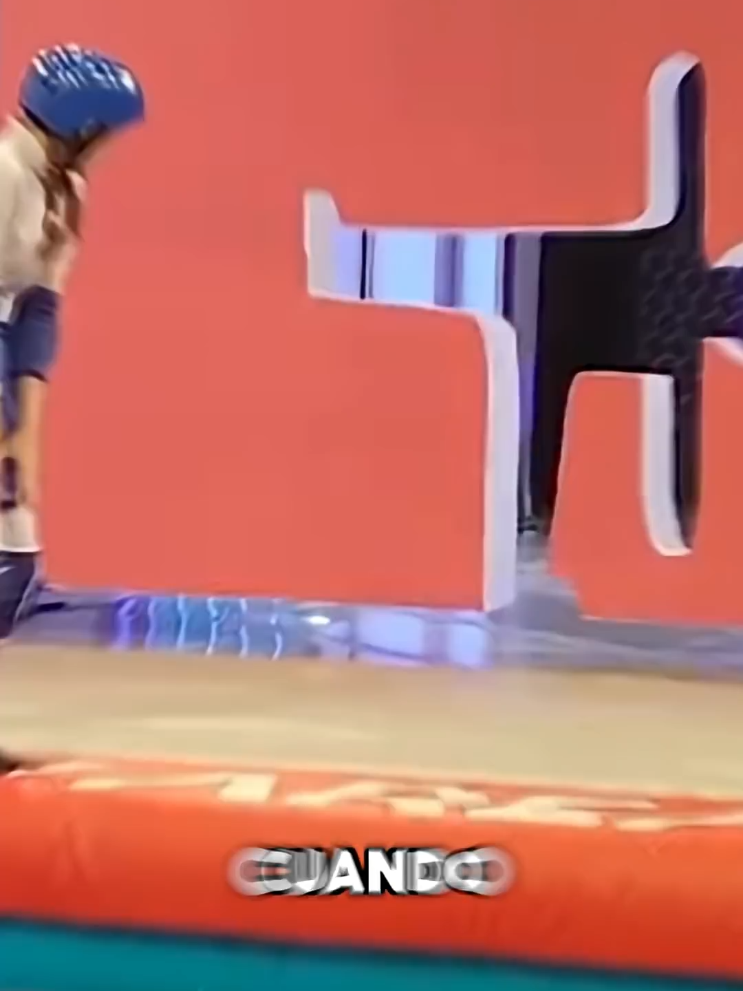 ella FALLÓ en la PRIMERA RONDA del HOYO en la PARED 😰 #shorts #curiosidades #humor #risas #creatorsearchinsights - AprendeYDivierte