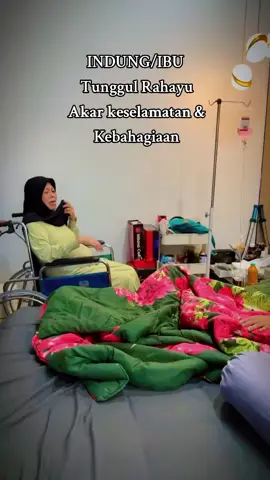 Udah Di Temenin Emak/Ibu & English Sister.  Ibu Tempat Syurganya Kang SULE. Doa ibu Mustajab. Sehat kang sule.. Amiin #kangsule #safakallah #sulefamily 