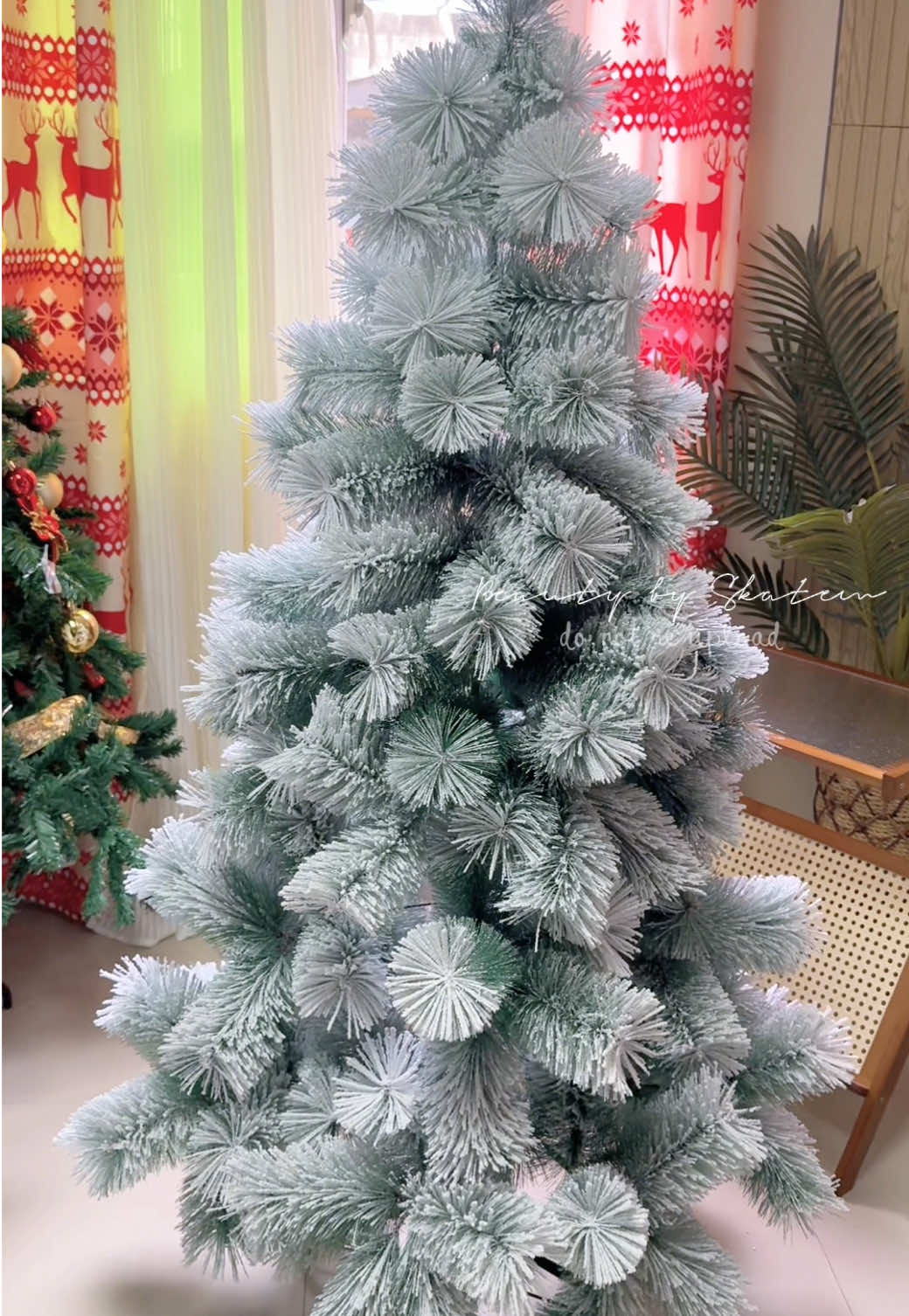 Kakaiba tong christmas tree na to, napaka malago😍🥰 Hindi naglalagas ang branches pero sa snow effect meron po at hindi talaga maiwan na malagas sya🫶🏻 #christmastree #christmasiscoming #christmasdecor 