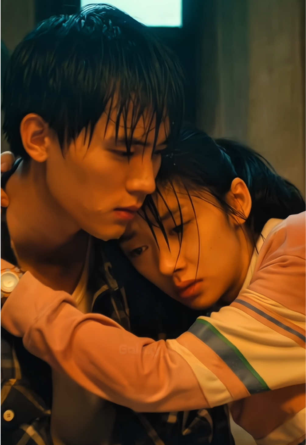 #จดหมายสิบสองฉบับ  เป็นชีรี่ส์ อีกเรื่องที่หนักพอสมควร ใครที่ใจไม่แข็งพอ ห้ามดู !!!  ขนาดแอดจิตใจปกติยังซึมอยู่หลายวัน ตั้งแต่วันปล่อย Express จนถึงวันนี้ แต่อยากให้ทุกคนได้ดูจริงๆ เป็นชีรีส์คุณภาพอีกเรื่องนึง ที่เด็กทั้งคู่อยากมีชีวิตที่ดีแต่โลกช่างโหดร้ายซะเหลือเกิน  ถังอี้สวิน(โจวอี้หราน) ต้องการให้เย่ไห่ถัง (หวังอิ่งลู่)มีชีวิตที่ดี ปราศจากความทุกข์แม้จะไม่มีเขาอยู่ในชีวิตเธอก็ตาม ส่วนทางด้านเย่ไห่ถัง เธอมีชีวิตอยู่ต่อไปไม่ได้ถ้าไม่มีถังอี้สวิน คือ ทั้งคู่เขารักกันมาก แต่โชคชะตาดันเล่นตลกแค่นั้น   นอกจากเนื้อเรื่องที่เข้มข้นแล้ว ขอชื่มชมฝีมือการแสดงของทั้งคู่  เรื่องนี้แนวดราม่าหนักหน่วง แต่โจวอี้หรานและหวังอิ่งลู่ได้พิสูจน์ให้เห็นแล้ว ว่าไม่ได้แค่บทนักเรียนใสๆ แต่แนวดราม่าชีวิตรันทดก็สามารถแสดงออกมาได้ดีเช่นกัน ใครที่ยังไม่ได้ดูเรื่องนี้แอดการันตีเลยว่าคุ้มค่าเวลาที่คุณเสียไปอย่างแน่นอน😭  #จดหมายสิบสองฉบับ #twelveletters #โจวอี้หราน #หวังอิ่งลู่ 