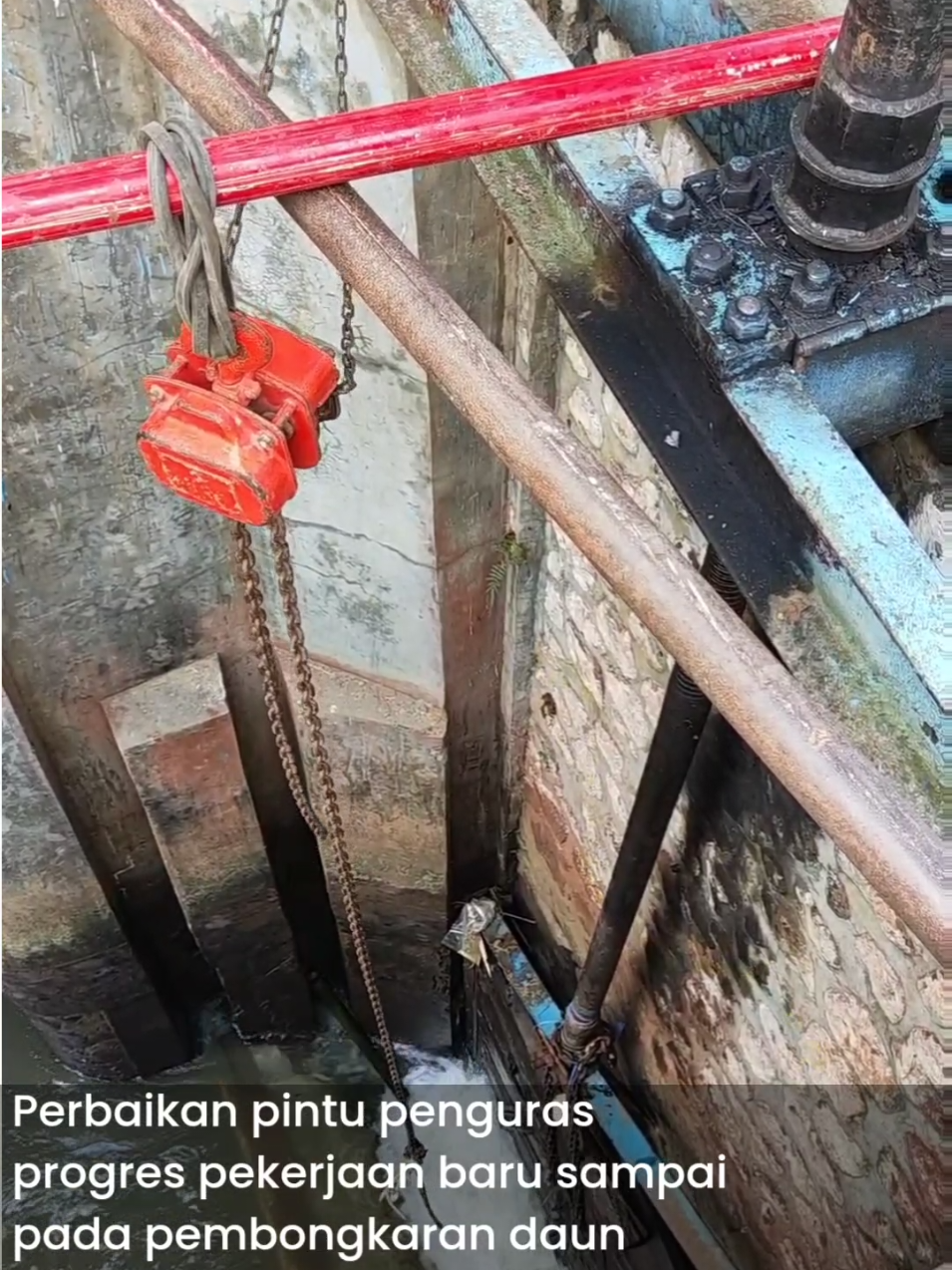 Bidang Sumber Daya Air dan UPT Wilayah Sumedang kota DPUTR Sumedang. Melakukan Pemeliharaan dan Perbaikan pintu penguras Bendung Burujul..progres pekerjaan baru sampai pada pembongkaran daun pintu lama... #jawabarat #pemeliharaan #pedulisungai #fyp 