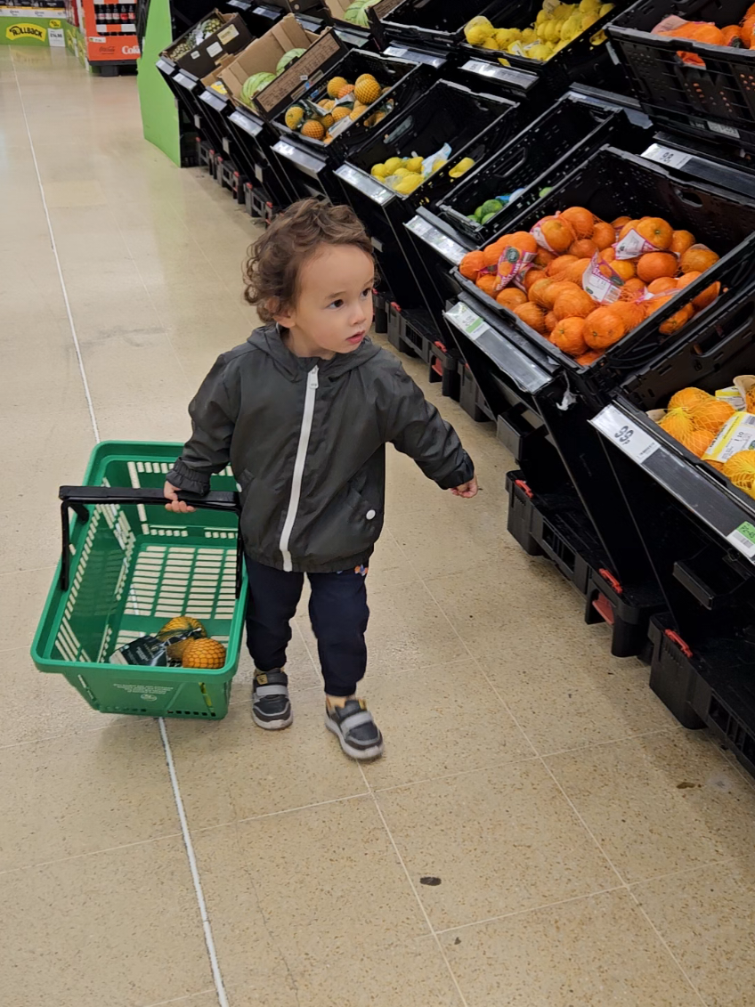 cute boy doing shopping 🤭 #cutekids #funnyvideos #mart #fruits 