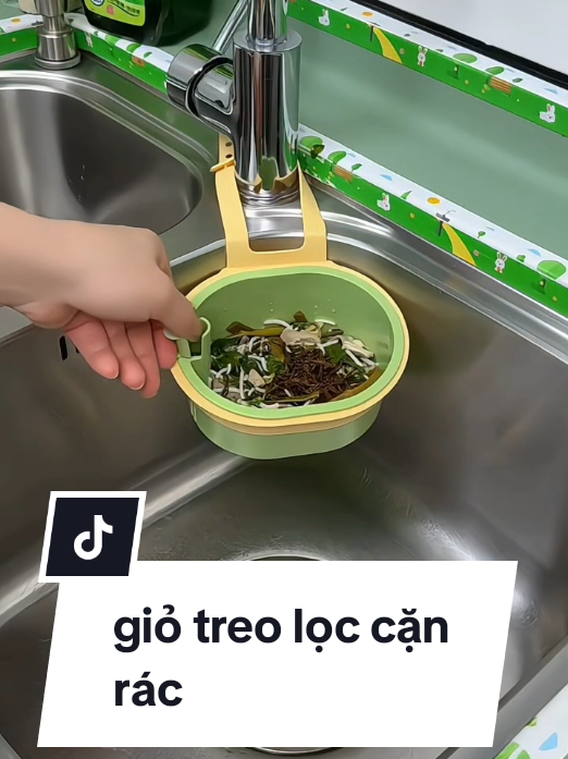 Chiếc rổ nhỏ gọn nhưng đa năng, treo ngay bồn rửa để rửa rau, úp bọt biển hay lọc cặn thừa siêu tiện 💚 Giữ bếp gọn gàng – nấu ăn cũng thấy vui hơn nhiều #dungcubep #meovatgiadinh #tienloibep #giadungthongminh #bepxinh