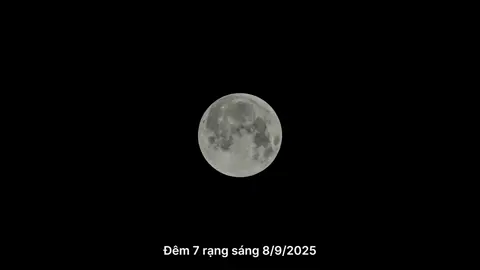 🌕🔥 SỰ KIỆN TRỜI ĐÊM KHÔNG THỂ BỎ LỠ! Đêm 7 rạng sáng 8/9/2025, Việt Nam sẽ cùng thế giới chứng kiến hiện tượng Siêu Nguyệt Thực Toàn Phần – một khoảnh khắc hiếm hoi, rất lâu mới xuất hiện một lần. ⏳ Tổng cộng kéo dài 5 giờ 27 phút, trong đó 82 phút toàn phần, Mặt Trăng sẽ chìm hẳn trong bóng Trái Đất và hóa thành “viên ngọc đỏ” giữa bầu trời – Blood Moon. 🌕 Đặc biệt: Nguyệt thực lần này diễn ra chỉ 2,6 ngày trước điểm cận địa, khiến Mặt Trăng to hơn, đỏ hơn và huyền ảo hơn bao giờ hết. Một Super Blood Moon đúng nghĩa! ✨ Với Việt Nam, chúng ta có thể quan sát trọn vẹn từ khoảng sau 22:28, ngày 7/9/2025. Hãy chuẩn bị trước, tìm một khoảng trời quang đãng và tận hưởng màn trình diễn hiếm có của vũ trụ. #vutrukegihomnay #xuhuong #khoahocvutru #vutruronglon #vutru 