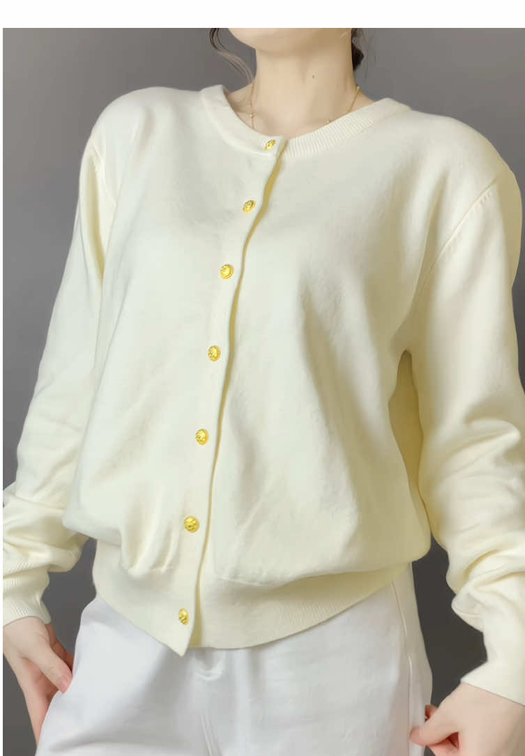 Áo cardigan xinh chất len lông thỏ siu dày dặn luôn á. Mà trong phân loại ghi màu trắng nhưng thực ra là trắng kem vàng như video nha, không phải trắng tinh, mà màu như này xinh dễ phối ý #aocardigannu #aolennu #aolencardigan #aolenquangchau #thoitrangnu 