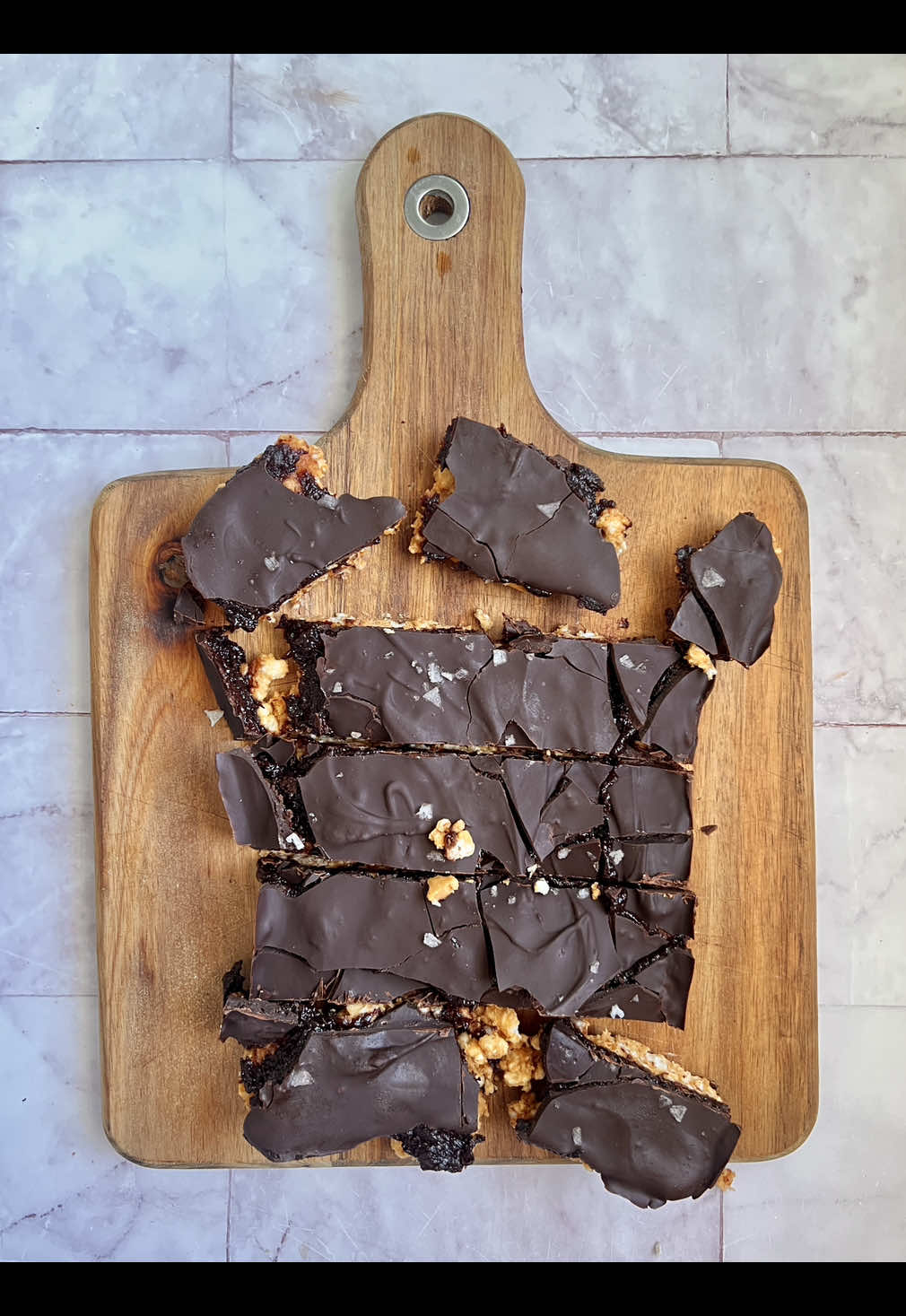 Snack con tortitas de arroz  Una receta rápida, sencilla y deliciosa Post en Colaboración con @KoRo  5% de dto con mi código MASDULCEQUESALADO Vas a necesitar ✔️5 tortitas de arroz integral con 7 semillas ✔️3 cucharadas de crema de cacahuete crunchy  ✔️2 cucharadas de crema de cereza negra ✔️2 cucharadas de gotas de chocolate negro  ✔️1 cucharada de aceite de coco #snack #snacksaludable #singluten #vegano #veganfood    