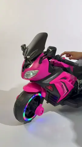 A Mini Moto Elétrica Infantil Motinha Triciclo 6v vem com luz, som e bateria recarregável para garantir muita diversão 🏍️✨ 👉 Link na bio, destaques e stories para garantir a sua! Curte ❤️ | Comenta 💬 | Compartilha 🔁 | Segue 👉 @seuperfil #MotinhaElétrica #TricicloInfantil #BrinquedoElétrico #CriançasFelizes #ParaVocê