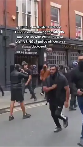 #Britain The Muslim Defence League was roaming the streets, masked up with weapons and NOT A SINGLE police officer was deployed.. #illegalimmigrants 