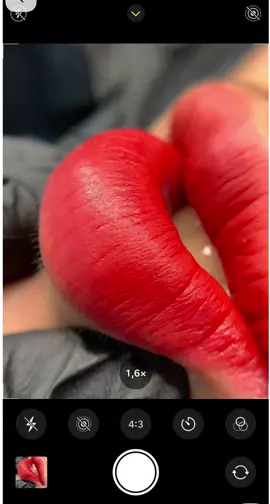 Một chiếc môi tone đỏ chót 
