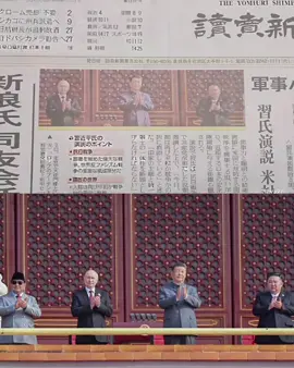 Presiden RI Prabowo Subianto ikut menghadiri Parade Militer China dalam rangka Peringatan 80 Tahun Kemenangan China Melawan Agresi Jepang yang digelar di Beijing, Rabu, 3 September 2025. Sebanyak 24 pemimpin negara hadir dalam parade militer besar-besaran di Beijing, Rabu (3/9/2025). Acara ini menjadi panggung bagi Presiden China Xi Jinping untuk menunjukkan pengaruh global Beijing dan menegaskan perannya sebagai kekuatan penyeimbang Amerika Serikat (AS). Dua tamu kehormatan yang paling disorot adalah Presiden Rusia Vladimir Putin dan Pemimpin Korea Utara Kim Jong Un, yang duduk berdampingan dengan Xi. Kehadiran keduanya dianggap menegaskan poros baru aliansi non-Barat. Dalam foto yang beredar tampak Presiden Prabowo berdiri sejajar dengan tiga pemimpin dunia ini, Presiden China Xi Jinping, Presiden Rusia Vladimir Putin dan Pemimpin Korea Utara Kim Jong Un. Namun dalam koran yang terbit (lihat gambar di atas), foto Presiden RI Prabowo Subianto ‘di-crop’ atau dihilangkan, dan hanya ditampilan tiga pemimpin ini. Sontak banyak tanggapan dari warganet Indonesia, kenapa foto Prabowo tidak ada? 🔴Ada penjelasan menarik dari Ardianto Satriawan di akun X @ardisatriawan: Ini bukan koran China ya guys. Ini koran Jepang, Yomiuri Shinbun. Jepang memang pakai huruf China (Kanji) tapi kita juga bisa liat Hiragana dan Katakana di sini. Kenapa Prabowo di-crop? Karena konteks beritanya. Judulnya: “China-Russia-N. Korea Cooperation: 3 Regimes Cannot Become a Pillar of World Order. Japan and Europe must Keep Emerging Nations Close.” “China, Rusia, dan Korut bekerja sama: ketiga rezim ini tidak boleh menjadi pilar utama dunia. Jepang dan Eropa harus menggandeng negara-negara berkembang.”
