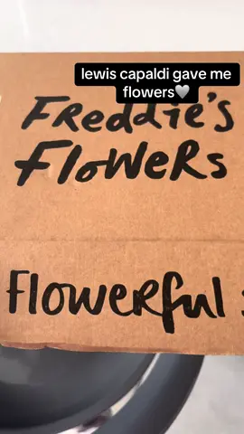 he’s such a romantic🤭😭 thanks babes x #fyp #lewiscapaldi @Lewis Capaldi @Freddie's Flowers 