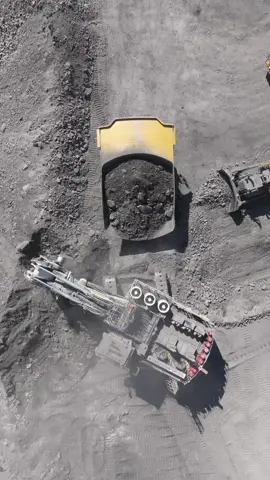Who doesn't want to be a Liebherr R9600 excavator operator?#fypforyou #fyppppppppppppppppppppppp #fypage #fypviralシ #liebherrr9600 