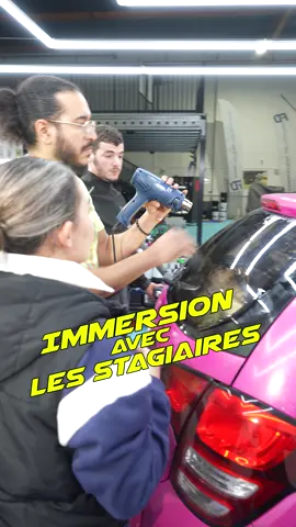 Pose de haillon arrière : objectif 20 minutes ! Chez FD, tu apprends à bosser en conditions réelles, avec des vrais véhicules, des vraies contraintes, et surtout… des vrais formateurs qui te corrigent en live. 💡 Chauffe, tension, bulle, sillons : on te montre comment gérer chaque détail pour un rendu PRO. 👇 Viens te former sérieusement ici : 🔗 https://formationdetailing.pulse.ly/f53wa0dbug 🔗 https://formationdetailing.pulse.ly/v98e6gvuq8 #Formationdetailing #detailingfrance #FDFormationdetailing #vitresteintees #formationvitresteintees #filmteinte #reconversionauto #posevitresteintees #detailingpro