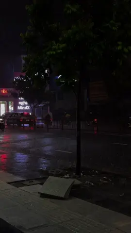 “Một người đến sau luôn đứng sau nhìn người ấy cho em nỗi đau…”