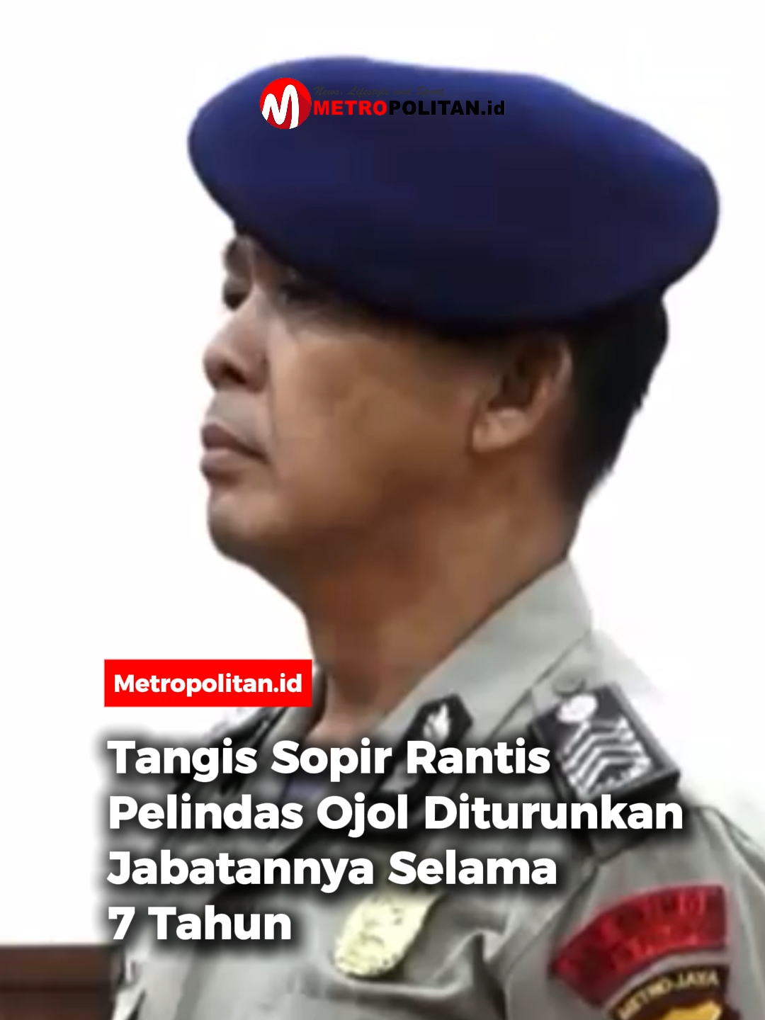 Sopir kendaraan taktis (rantis) Brimob pelindas pengemudi ojek online (ojol) Affan Kurniawan, yakni Bripka Rohmat, divonis demosi atau penurunan jabatan oleh Sidang Etik. “Mutasi bersifat demosi selama tujuh tahun sesuai sisa masa dinas pelanggar di institusi Polri,” kata Ketua Sidang Komisi Kode Etik Profesi (KKEP), Kombes Pol Heri Setiawan, membacakan putusan sidang, Kamis (4/9/2025). Selain sanksi administrasi berupa demosi, dia juga dijatuhi sanksi administrasi penahanan di tempat khusus (patsus). Atas putusan itu, Bripka Rohmat tak kuasa menahan tangis. Dengan suara bergetar, ia mengaku sudah 28 tahun mengabdi sebagai polisi dan tak pernah terjerat kasus pidana, sidang disiplin, maupun kode etik. Dia juga meminta maaf kepada keluarga Affan Kurniawan. 🎥: Polri TV #metropolitanid #bacametropolitan #bripkarohmat #sopirtaktisbrimob #demosi7tahun #sanksipenahanan #memintamaaf