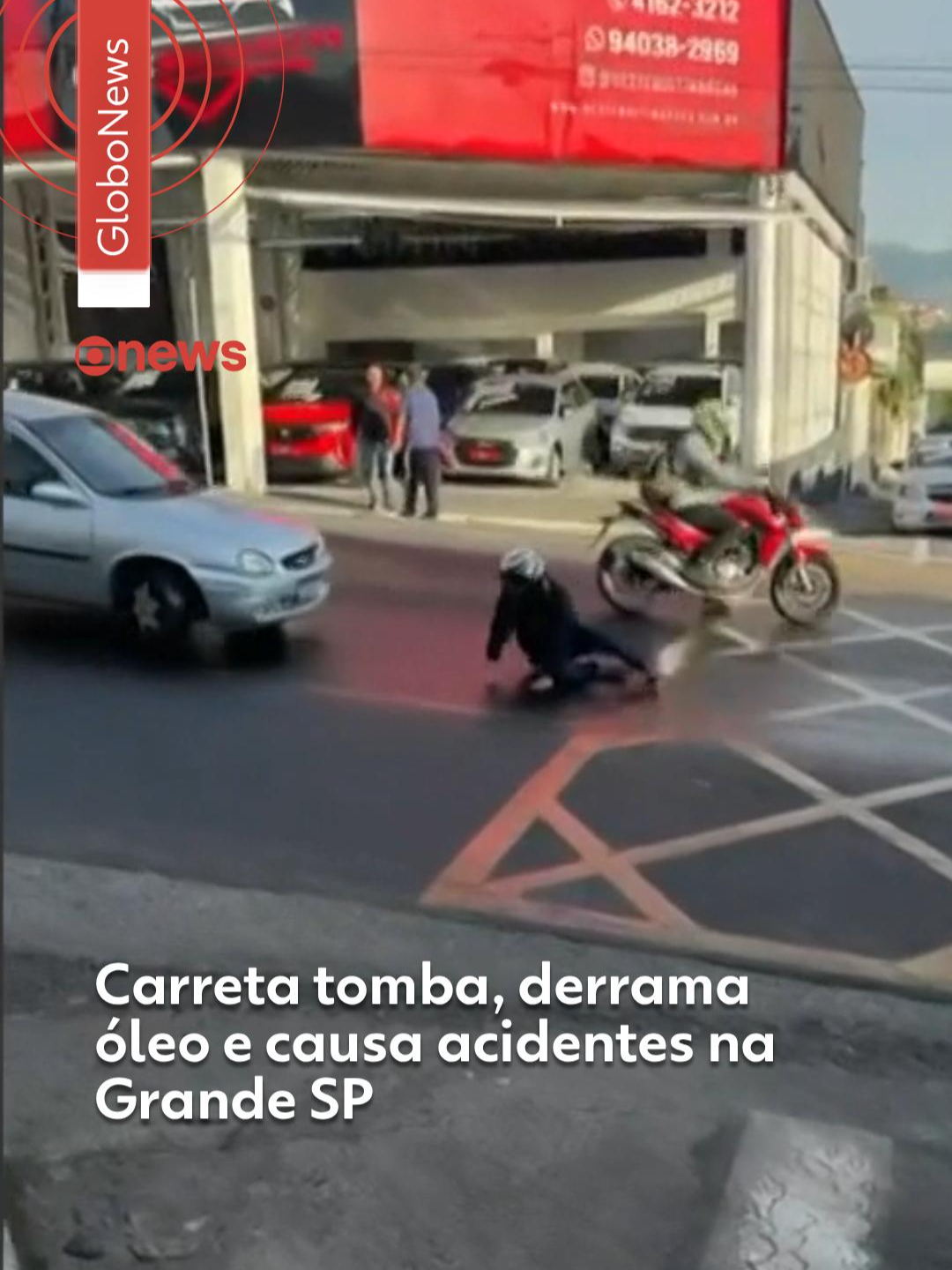 Ferimentos leves - Uma carreta tombou, derramou óleo na pista e causou acidentes em Barueri, na região metropolitana de São Paulo. O veículo tombou no cruzamento da Avenida Brigadeiro Jordão com a Rua Romão Silveira, espalhando óleo diesel até a Avenida Municipal. Pó de serra foi colocado na via para conter os riscos e neutralizar o efeito do óleo na pista. Apesar disso, uma imagem mostra o momento em que um motociclista caiu por conta do óleo que escorreu na pista, e em seguida, um carro, que não conseguiu frear atinge o motoqueiro. Foram oito vítimas no total: o motorista da carreta, três motociclistas e quatro pessoas que passavam pelo local. Todas elas tiveram apenas escoriações e foram já foram socorridas. Em nota, a prefeitura de Barueri pediu que as pessoas evitem a região e redobrem a atenção. Para saber mais, clique em 'leia o artigo' #g1 #tiktoknotícias #carreta #óleonapista #acidentes #barueri #grandesp