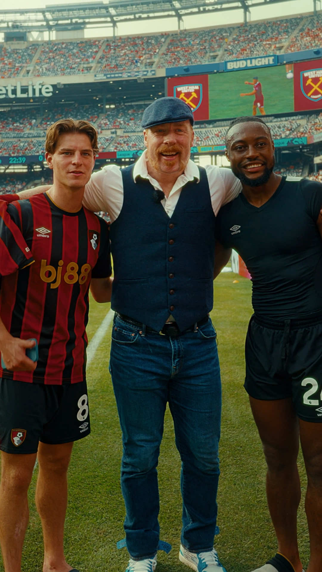 Banger… after banger… after banger 🍀🔥 But this time it’s @Antoine Semenyo and @AS trying to impress @WWESHEAMUS 😅 #wwe2k #WWE #sheamus #PremierLeague 