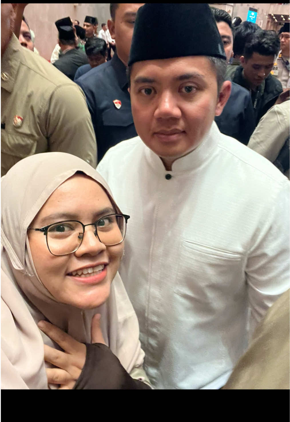 Sebenarnya yang ngefans tuh Ibuk ku cahh.. jadi demi mewujudkan cita cita beliau ini nii q usahakan 😅  serius ndak tau kalau RI 1 juga mau ke istiqlal  Assalamualaikum Pak sambil tak towel lengannya ijin mau minta foto 😬 #mayted #seskab #ri1 #prabowosubianto🇮🇩 #maulidnabimuhamammadsaw  @Mayor Teddy 