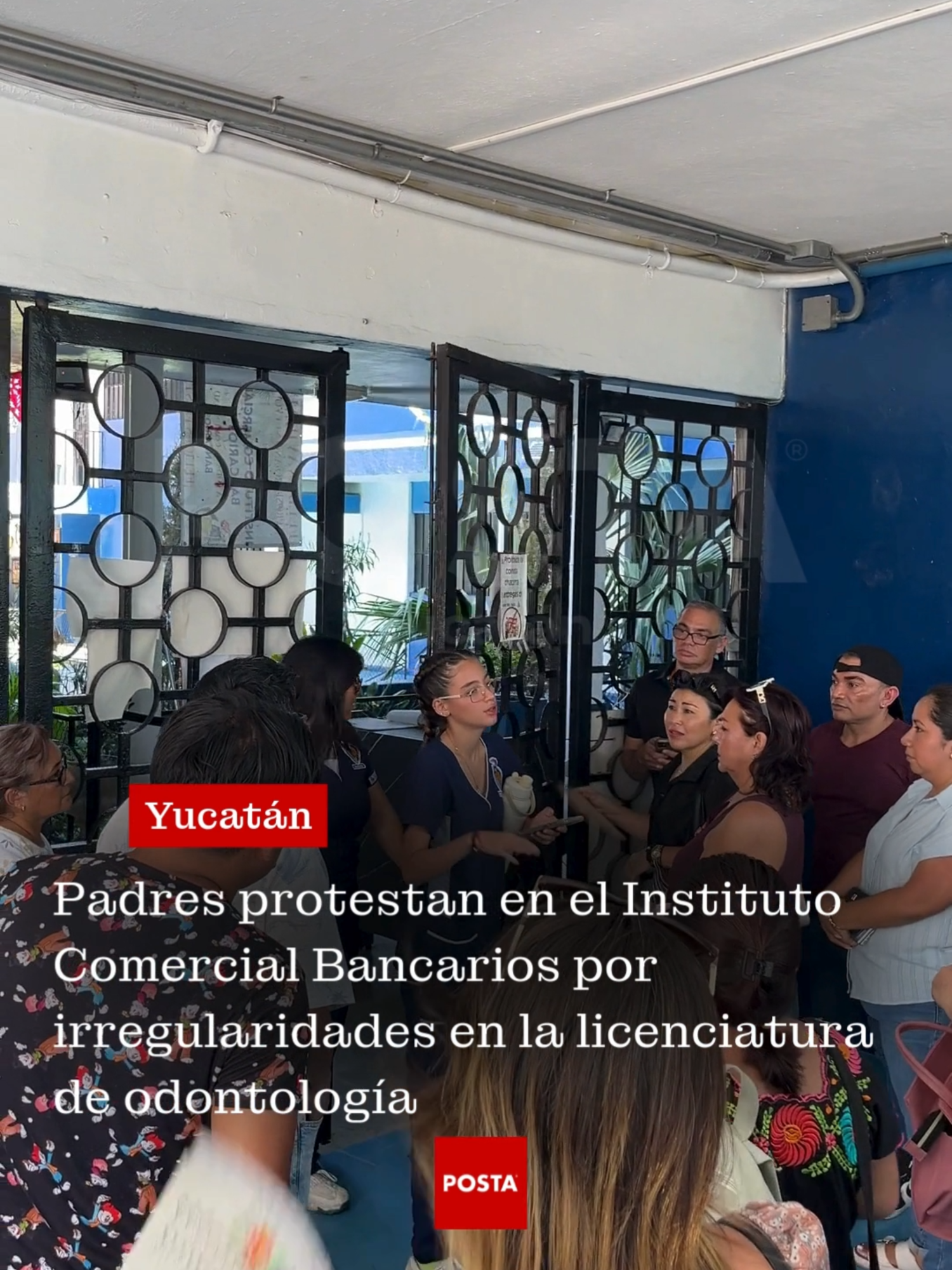📢 Padres de familia se manifestaron a las afueras del Instituto Comercial Bancarios, denunciando presuntas irregularidades en la licenciatura en odontología. #Manifestación #Mérida #Yucatán #Odontología #InstitutoComercialBancarios