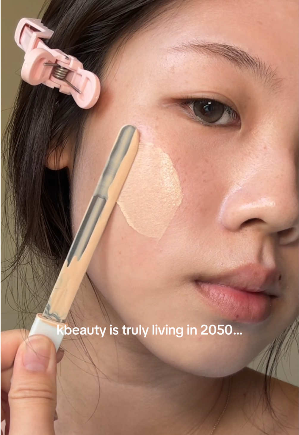 a built-in spatula foundation is absolutely genius 🤭@entropy.global @entropymakeup  #entropymakeup #spatulafoundation #kbeauty #glowybase #baseroutine 