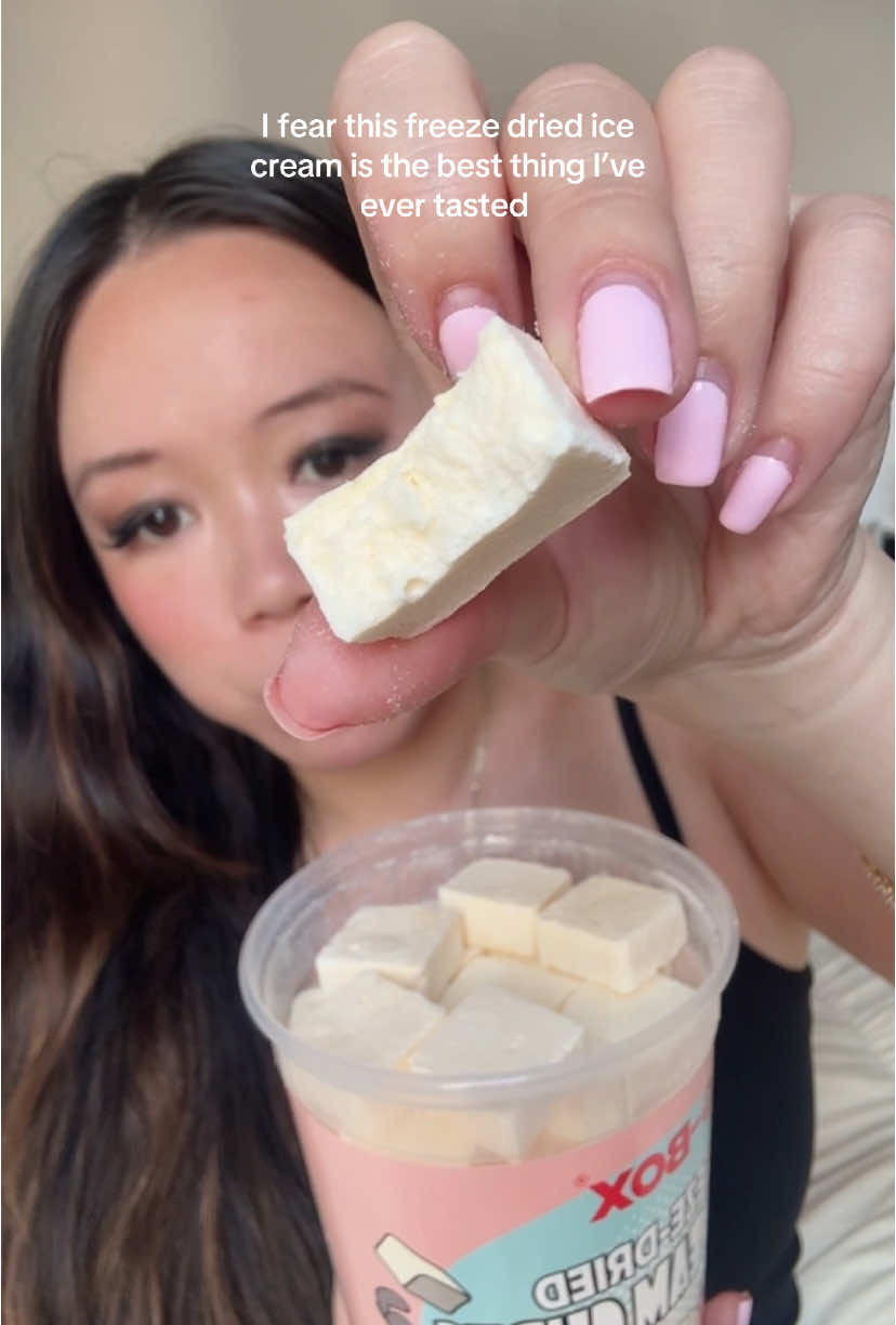 make sure your getting it from the right brand ! ate a whole box of the ice cream sandwich one too 😂  #SummerSale  #Dealdrops  #TikTokShopMadeMeBuylt  #spotlightfinds   #freezedriedcandy #freezedriedicecreamsandwich #icecream #snackreview 