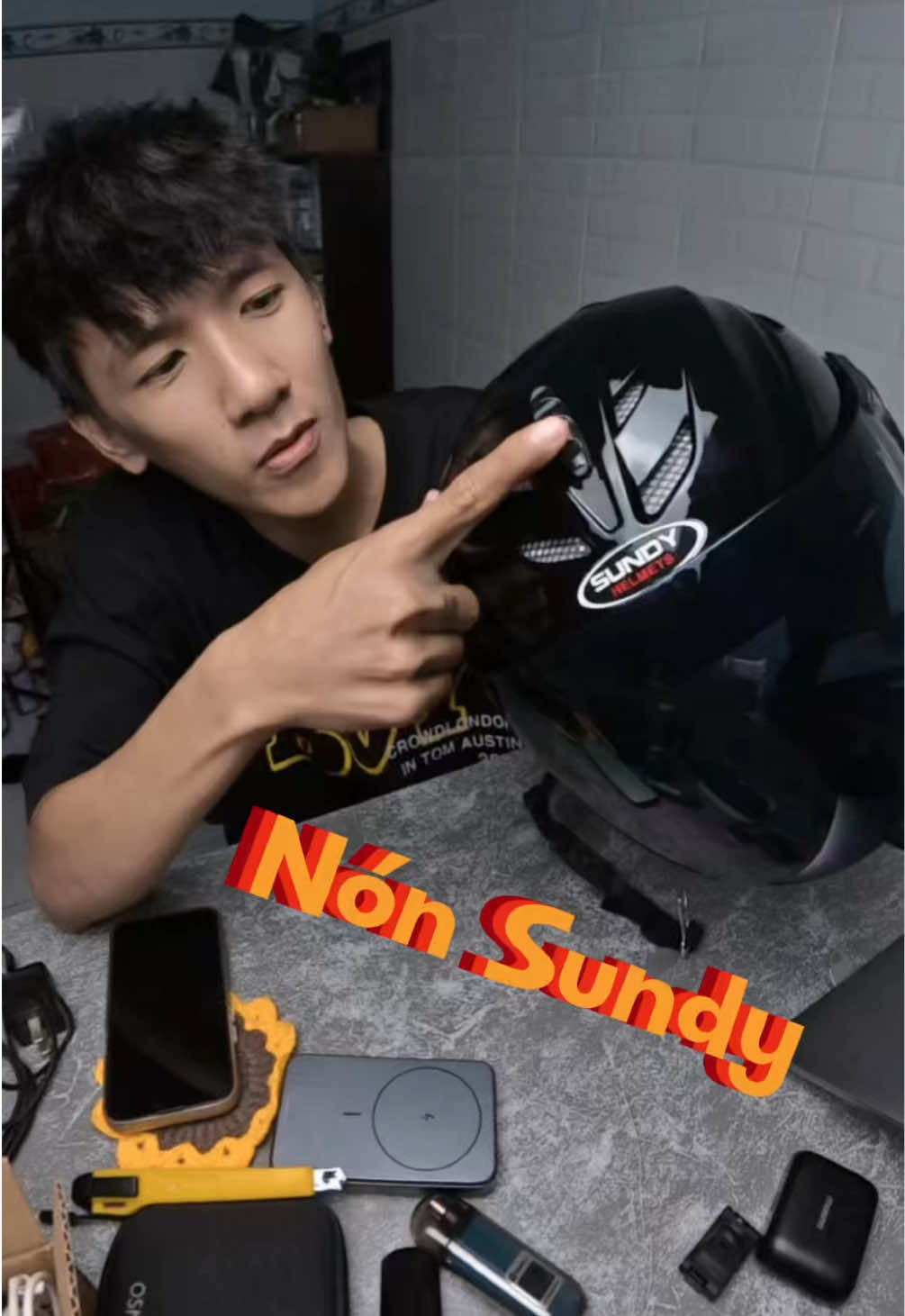 Nón bảo hiễm Sundy hót hòn họt. Kính to che bụi che gió che mưa khá tốt. Kính đen giảm chói khi đi dưới trời nắng. Giá chỉ hơn 100 cành xíu. #nonsundy #nonbaohiem #nonbaohiemsundy #shipperthocon 